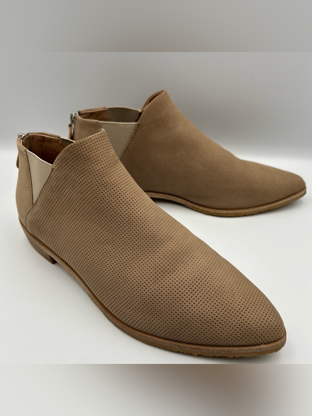 GENTLE SOULS Neptune Chelsea Boots Size 10 Tan Nubuck Leather Casual Flat Ankle